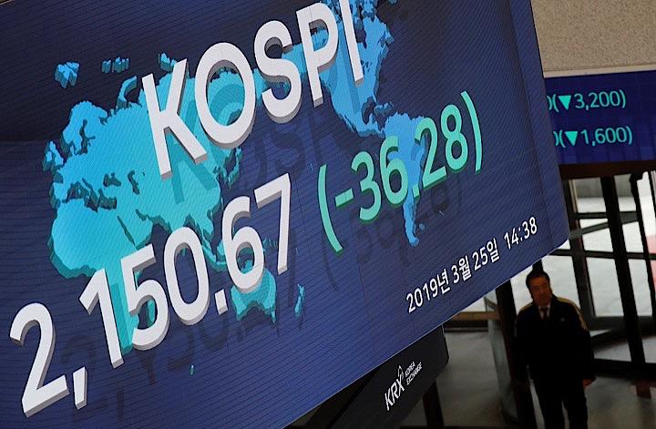 韓国政府は、元徴用工などを巡る日本との紛争の影響が金融セクターに拡大するリスクの見積もりを行っている。写真はソウルにある韓国株式取引所 Kim Hong-Ji - REUTERS