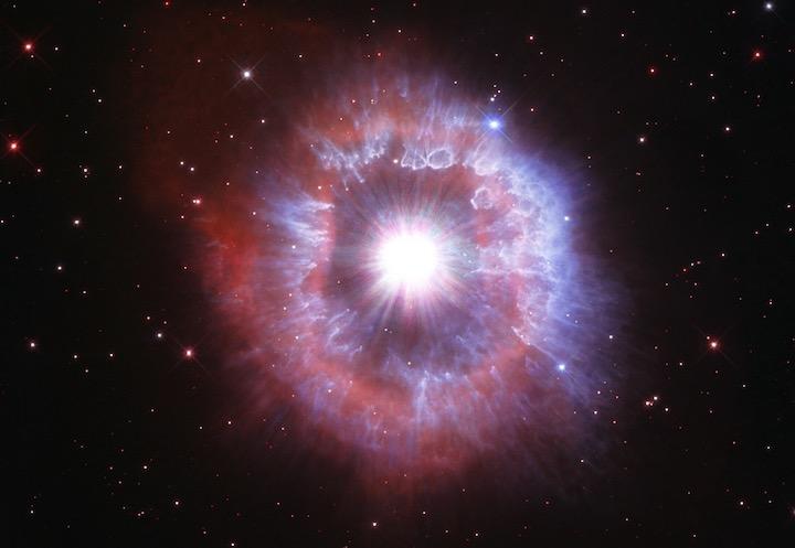 太陽の100万倍も明るく、その質量は太陽質量の70倍、そして寿命はきわめて短い...... NASA, ESA, STScI