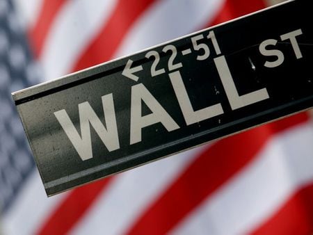 米国株式市場は続落。ハイテク株が３日連続で売られ、アップル<AAPL.O>、マイクロソフト<MSFT.O>、アマゾン・ドット・コム<AMZN.O>、アルファベット<GOOGL.O>の下げが目立った（２０２０年　ロイター/Eric Thayer）