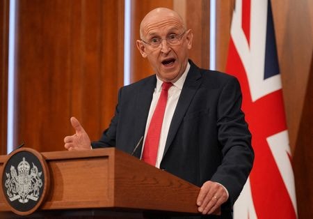 写真はヒーリー英国防相。ロンドンで９日撮影。Yui Mok/Pool via REUTERS