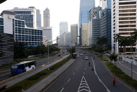 　５月５日、インドネシア統計局が発表した第１・四半期の国内総生産（ＧＤＰ）は前年比２．９７％増と、市場予想を下回り、２００１年第１・四半期以来の低成長となった。ジャカルタで撮影（２０２０年　ロイター/Ajeng Dinar）
