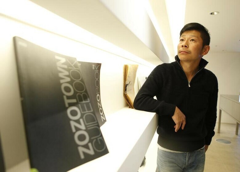 　１１月２２日、ファッションＥＣ（電子商取引）サイト「ＺＯＺＯＴＯＷＮ」を運営するスタートトゥデイ は、採寸用ボディースーツ「ＺＯＺＯＳＵＩＴ」を無料配布（送料２００円）すると発表した。写真は同社の前澤社長。２０１２年３月に千葉市の同社本社で撮影（２０１７年　ロイター／Toru Hanai）