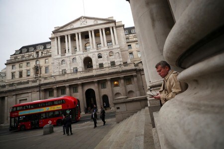 １１月２日、英中銀は政策金利を０．２５％から０．５０％に引き上げた。写真は１０月１７日、ロンドンの英中銀前で撮影（２０１７年　ロイター／Hannah McKay）