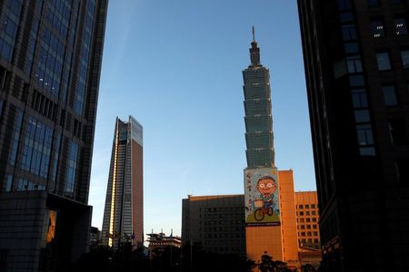 台湾主計総処が発表した２０１９年第４・四半期の域内総生産（ＧＤＰ）速報値は前年比３．３８％増と、１年半ぶりの高い伸びとなった。写真は１０１階建ての高層ビル、南山広場。２０１７年７月、台北で撮影（２０２０年　ロイター/Tyrone Siu）