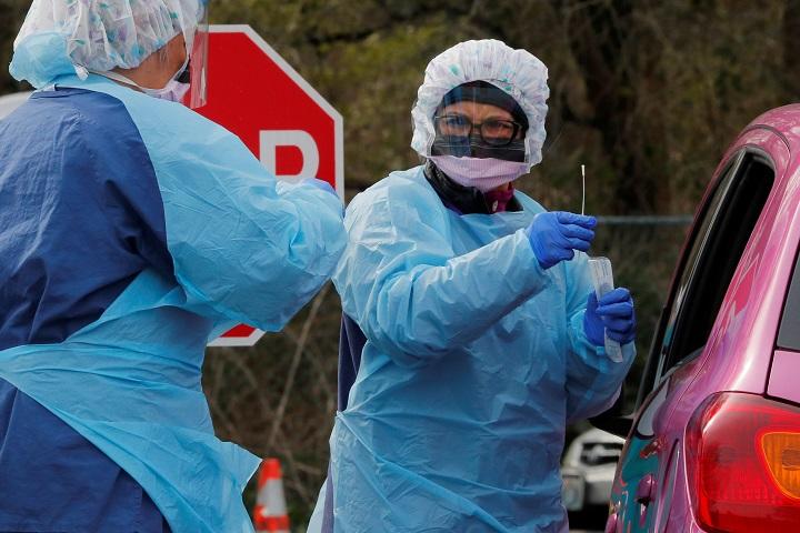 米ワシントン州シアトルの大学病院の駐車場にできたドライブスルー検査所（3月17日）　Brian Snyder-REUTERS