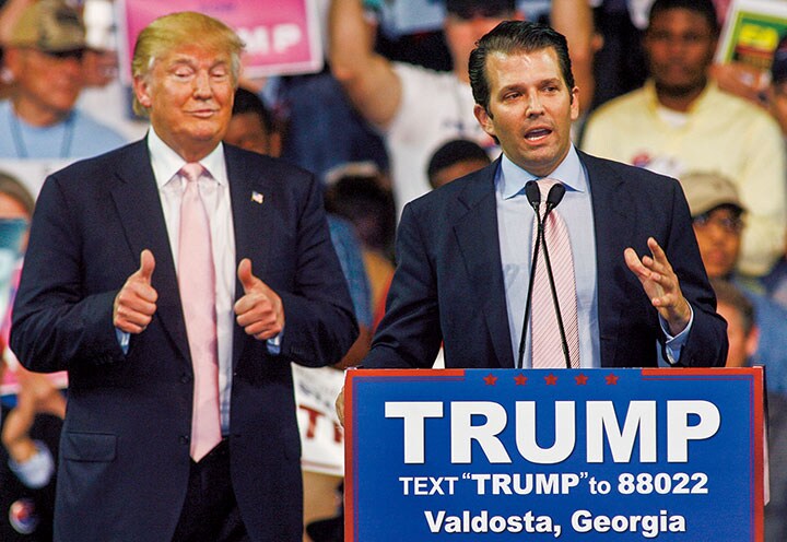 トランプJr.（右）の軽率な行動が父親の足を引っ張ることに？　Philip Sears-REUTERS