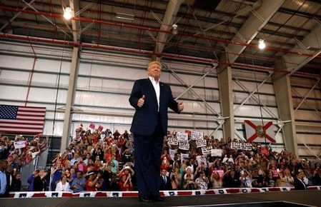 　２月１９日、トランプ米大統領は、移民に関連した事件がスウェーデンであったと受け止められる発言を行い、その翌日ツイッターで弁明した。写真は米フロリダ州メルボルンのオルランド・メルボルン・国際空区で「アメリカを再び偉大にしよう」の施政演説を行うトランプ氏。１８日撮影（２０１７年　ロイター／Kevin Lamarque）