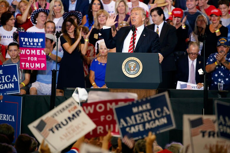 8月22日夜、アリゾナ州フェニックスで行われた政治集会で演説をするトランプ大統領　Joshua Roberts- REUTERS