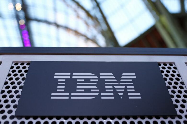 2025年11月、パリで開催されたAI関連の会議に掲示されたIBMのロゴ。 REUTERS/Abdul Saboor