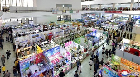 　７月２０日、韓国銀行（中銀）が公表した推計値によると、２０１７年の北朝鮮の国内総生産（ＧＤＰ）は前年比３．５％減少し、国際的な制裁の影響により１９９７年以来の大幅なマイナス成長を記録した。写真は平壌国際見本市の会場の様子。朝鮮中央通信が５月に提供(２０１８年　ロイター)