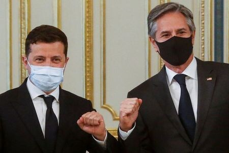 ブリンケン米国務長官（右）は６日、。ウクライナのゼレンスキー大統領（左）との共同会見で、米国がウクライナに対する安全保障上の支援強化を積極的に検討していることを明らかにした。代表撮影。（２０２１年　ロイター）