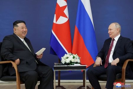 　米シンクタンクの戦略国際問題研究所（ＣＳＩＳ）は６日、北朝鮮とロシアの国境沿いで同週に鉄道貨物輸送量が数年ぶりの水準に増加したとの分析を明らかにした。写真は９月の首脳会談。ＫＣＮＡ提供（２０２３年　ロイター）