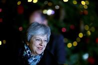 英メイ首相、与党の信任獲得　EU離脱案の議会承認は不透明なまま