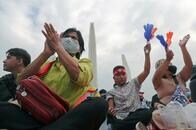タイの民主化デモ、王宮へ数十メートルまで迫る　警察がバリケードと放水、緊迫高まる