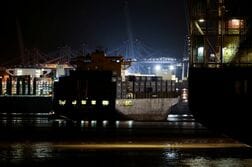 韓国コンテナ船、北極海航路で初の欧州往復　定期運航へ課題も