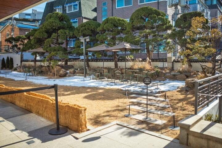 韓国スターバックスの奨忠（チャンチュン）ラウンジR店の庭