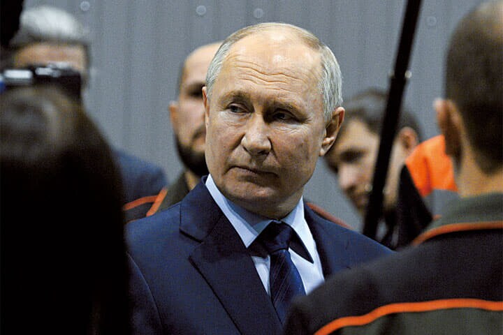 UKRAINE-CRISIS/PUTIN-DEMOGRAPHY Russia’s President Vladimir Putin meets with workers during his visit to a military plant of Uralvagonzavod research and production corporation in the Urals city of Nizhny Tagil, Russia, February 15, 2024. Sputnik/Ramil Sitdikov/Pool via REUTERS