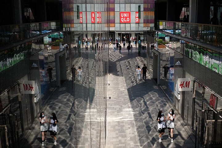 所得の補償に重きを置いた日本の給付金に対し、中国はダイレクトに消費を喚起しようとした（写真は5月24日、北京のショッピングセンター）　Florence Lo-REUTERS