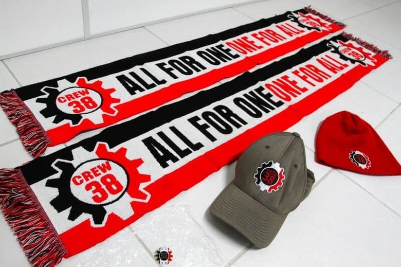 ブラジルではネオナチ絡みの事件が増加中だ。ボルソナロ前大統領が在任していた2019年から2023年にかけて、極右の政治思想が広がるにしたがい増えてきたという。写真は、南部サンタカタリーナ州の農村部に潜伏していたネオナチ組織「クルー38」から押収された所持品。4月24日、同州フロリアーノポリスで撮影（2023年　ロイター/Cristiano Estrela）