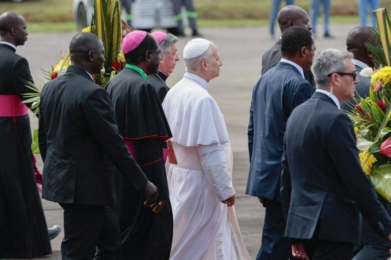 2026年4月16日、カメルーンのヤウンデにあるヤウンデ・ンシマレン国際空港で、教皇レオ14世が平和会議に出席しミサを執り行うため、バメンダ行きの飛行機に搭乗する様子。ロイター/リュック・ニャゴ