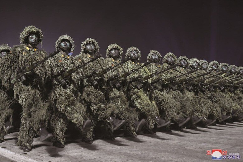 今年4月、朝鮮人民革命軍創建90周年を記念して行われた夜間の軍事パレード　KCNAｰREUTERS