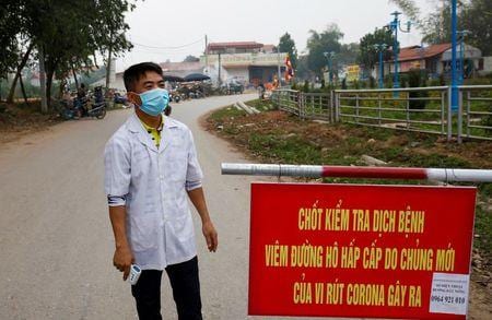 ベトナムは、新型コロナウイルス感染拡大への懸念から、首都ハノイ近郊ビンフック省にある人口約１万人のソンロイ村を２０日間封鎖する。感染者が出た村の入り口の検問所で１２日撮影（２０２０年　ロイター/KHAM）