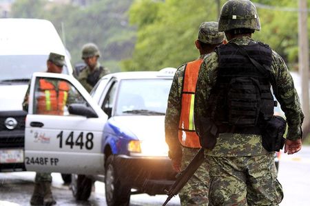　７月１２日、メキシコ最大級の麻薬組織「シナロア・カルテル」の元最高幹部、ホアキン・グスマン受刑者がメキシコ市郊外の刑務所から脱獄した。写真は捜索に当たる兵士ら（２０１５年　ロイター/Claudio Vargas）