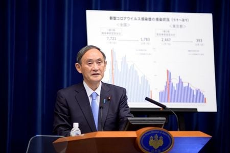 自民党の下村博文政調会長は２４日の定例会見で、総務省の調査で接待を受けていたことが明らかになった同省出身の山田真貴子内閣広報官の交代の可能性を示唆した。写真は、２月２日に会見する菅首相。（２０２１年　ロイター／David Mareuil/Pool via REUTERS）