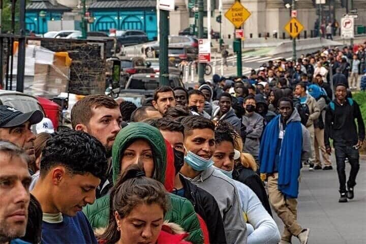 米市民権・移民局の前に列をなす亡命希望者　DAVID DEE DELGADO/GETTY IMAGES