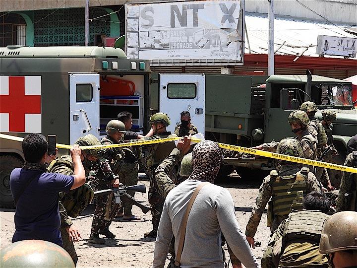 フィリピン南部ホロ市内で連続爆弾テロが発生。2度目の爆発は自爆テロとみられている。　REUTERS/Nickee Butlangan