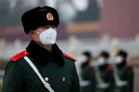 中国の保健当局は２８日、湖北省武漢市で発生した新型コロナウイルスによる肺炎を巡り、死者数が１０６人となり、北京で初の死者が出たことを明らかにした。写真は北京の天安門広場で撮影（２０２０年　ロイター/CARLOS GARCIA RAWLINS）