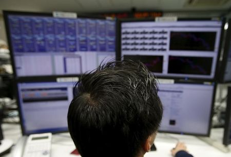 　３月１６日、正午のドル／円は、ニューヨーク市場午後５時時点に比べ、若干ドル高／円安の１１３．３７／３９円。写真は都内で２月撮影(2016年　ロイター／Yuya Shino)