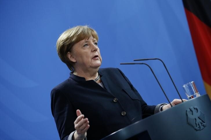 １月２１日、ドイツのメルケル首相は、トランプ氏の米大統領就任を受け、米国と貿易や軍事費といった問題で妥協点を探る立場を明らかにした。写真はベルリンで１６日撮影（２０１７年　ロイター/Fabrizio Bensch）