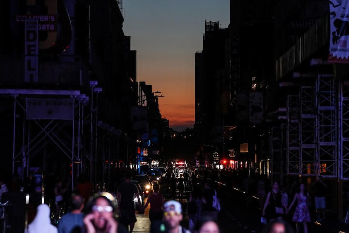 いつもは煌びやかなニューヨークの街が暗闇に包まれた　 Jeenah Moon-REUTERS
