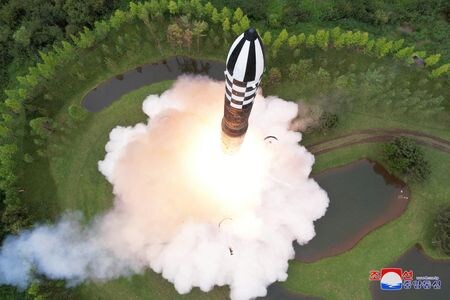　北朝鮮は７月１２日に大陸間弾道ミサイル（ＩＣＢＭ）「火星１８」の発射実験を行ったと、国営メディアが伝えた。写真はKCNAが日に公表した火星１８発射の模様（２０２３年　ロイター）