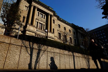 　日銀は２４日公表した「経済・物価情勢の展望」（展望リポート）で、現在の実質金利が「極めて低い水準にある」との認識を示し、今回示した経済・物価の見通しが実現していくとすれば、「引き続き政策金利を引き上げ、金融緩和の度合いを調整していくことになる」との考えを示した。写真は都内の日銀本店。２３日撮影（２０２５年　ロイター/Issei Kato）