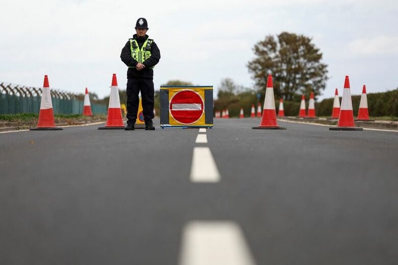 写真はイングランド南西部の英空軍フェアフォード基地付近で封鎖される道路。9月27日撮影。REUTERS/Toby Shepheard