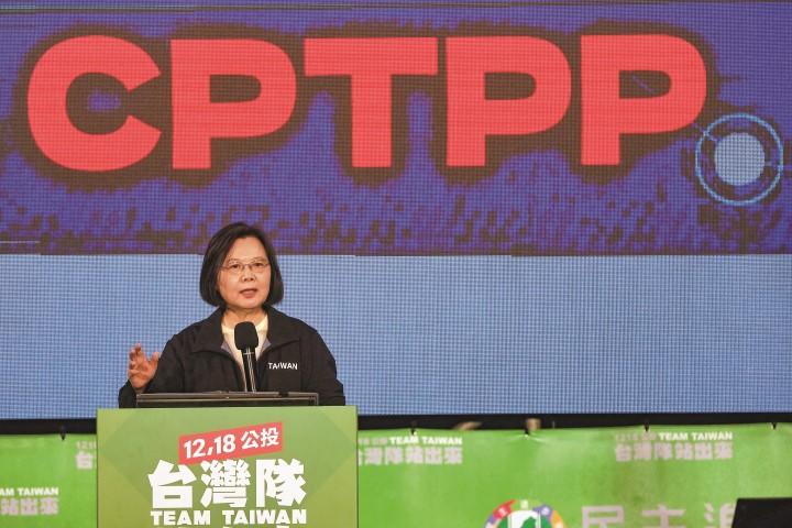 アメリカ産豚肉の輸入を再び制限するかが問われた昨年12月の住民投票に向けた集会で演説する蔡英文総統。蔡政権が進めた解禁継続が支持される結果に　Ann Wang-Reuters