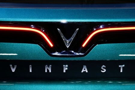 　２８日の米国株式市場で、ベトナムの電気自動車（ＥＶ）メーカー、ビンファストが１９．７％急伸した。写真は２０２２年１０月に開催されたパリ自動車ショーで撮影（２０２３年　ロイター／Stephane Mahe）