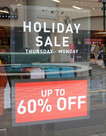 デロイトが１２日明らかにしたデータによると、今年の米ホリデー商戦は売上高の伸びが２０１８年以降で最低となる見通し。写真はメモリアルデーのセールス。２０２３年５月にカリフォルニア州で撮影（２０２４年　ロイター／Mike Blake）