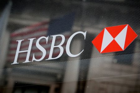 　３月１３日、英金融大手ＨＳＢＣは、破綻した米シリコンバレー銀行の英国子会社を１ポンドで買収すると発表した。写真はＨＳＢＣのロゴ。２０１９年８月、ニューヨークで撮影（２０２３年　ロイター/Brendan McDermid）