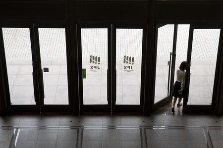 　５月１３日、前場の東京株式市場で、日経平均株価は前営業日比１７９円７０銭安の１万６４６６円６４銭と５日ぶりに反落した。写真は都内にある東証で、昨年６月に撮影（２０１６年　ロイター／Thomas Peter）