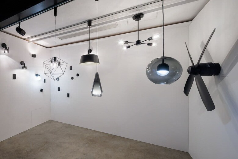 東京・表参道で開催されたインスタレーション展示「BLACK LANDSCAPE」の一角で展示されたパナソニック「BLACK DESIGN SERIES」の製品群