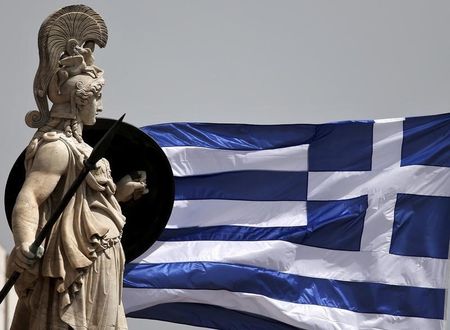 　９月１１日、２０日の総選挙を間近に控えるギリシャで発表された世論調査結果によると、ギリシャの与党・急進左派連合（ＳＹＲＩＺＡ）は支持率で主要野党・新民主主義党（ＮＤ）を５％ポイント上回り、リードを維持している。写真は、ギリシャ国旗、５月撮影（２０１５年　ロイター／Alkis Konstantinidis）