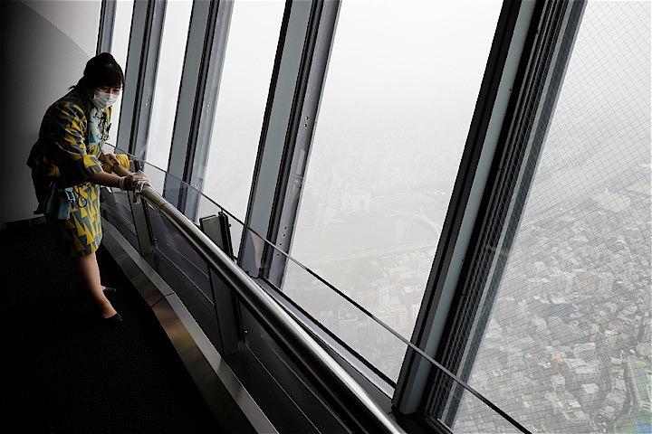 都内で新たに35人の新型コロナウイルスへの感染が確認された。写真は1日、東京スカイツリーで。REUTERS/Kim Kyung-Hoon