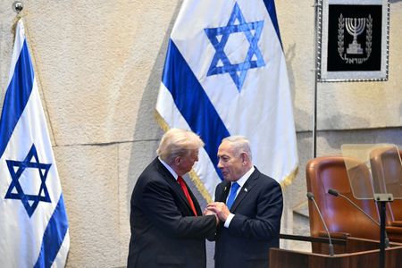 　トランプ米大統領は１３日、イスラエル国会で演説し、イスラエルとイスラム組織ハマスがパレスチナ自治区ガザ停戦停戦の第一段階が合意したことで、イスラエル人とパレスチナ人にとって「長い悪夢」がようやく終わったと述べた。代表撮影（２０２５年　ロイター）
