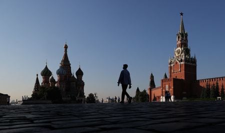 　９月２４日、ロシア財務省はウクライナ戦争４年目となる２０２６年の軍事費を賄うため、付加価値税（ＶＡＴ）の税率を２０％から２２％に引き上げる案を示した。写真は７月、モスクワの赤の広場で撮影（２０２５年　ロイター/Anton Vaganov）