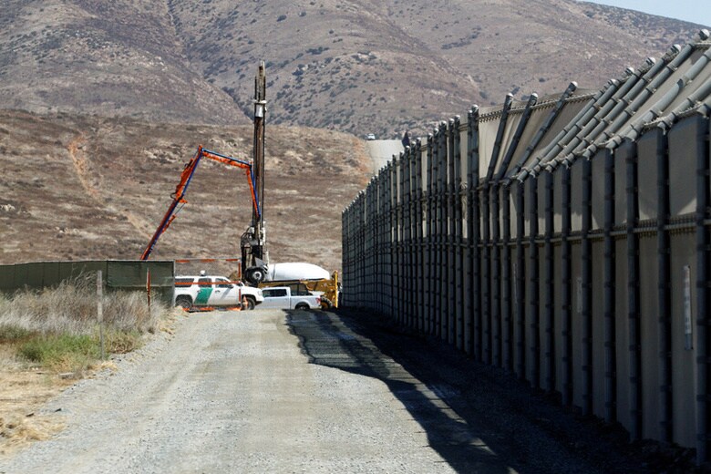 １０月８日、米国のトランプ政権は、移民制度改革の指針を示した文書を議会指導部に提示した。両国の国境付近で先月２７日撮影（２０１７年　ロイター）