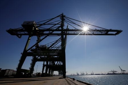 　７月５日、中国中央気象台によると、今後２週間に同国北部を熱波が襲う見通しで、新疆、内モンゴル、寧夏の各地域と河北、河南、甘粛、陝西の各省では４─６日間、気温が４０度を超えるとみられている。写真は２０１７年２月、天津港で撮影（２０２２年　ロイター/Jason Lee）