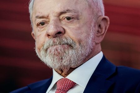 　証券会社ジェニアルが委託したクエストの世論調査によると、今年行われるブラジル大統領選で、現職のルラ大統領（写真）が第１回投票のほか、前大統領の長男フラビオ・ボルソナロ上院議員と決選投票で争った場合も勝利が予想されている。１１日撮影（２０２６年　ロイター/Mateus Bonomi）